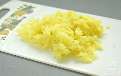 Очистите вареный картофель и натрите его.