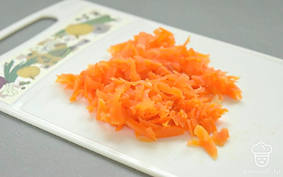 Отварную морковку тоже очистите и натрите.