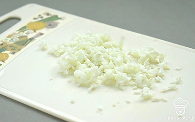 Куриные яйца разделите на белки и желтки. Желтки пока отложите в сторону. Белки измельчите теркой.