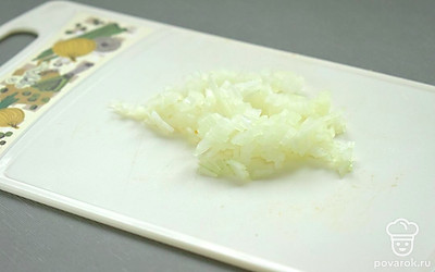 Репчатый лук мелко нашинкуйте.