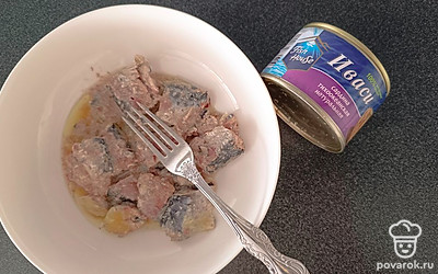 Выложите иваси в салатник. Хорошо разомните рыбу вилкой.