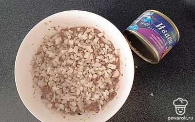 Мелко нарежьте лук, выложите его на рыбу.