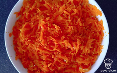 Натрите морковь на терке, выложите на слой картошки.