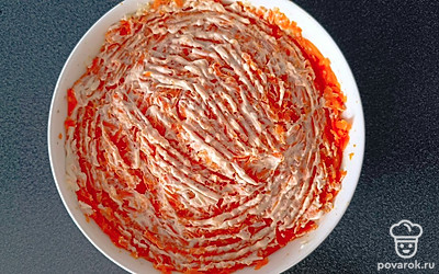 Смажьте слой моркови майонезом.
