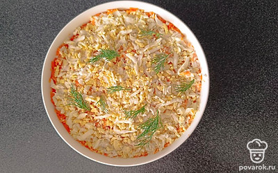 Украсьте салат веточками свежего укропа.