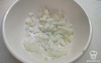 Поставьте варить яйца и морковь. В это время лук мелко нарежьте. Залейте кипятком на 2-3 минуты. Воду слейте. 