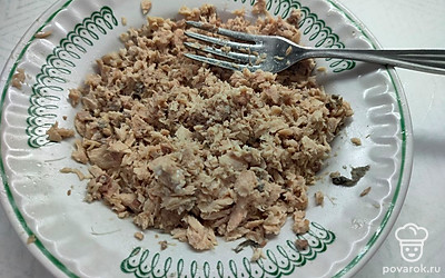 Консервированную горбушу отделите от жидкости и удалите крупные кости. 
Разомните вилкой. 