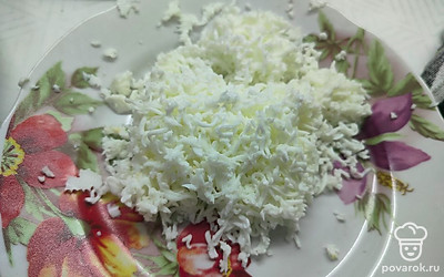 Когда яйца и морковь сварятся, слейте с них воду и остудите. Морковь очистите и натрите на мелкой терке. Яйца очистите, отделите белки от желтков. 
Белки натрите на мелкой терке. 