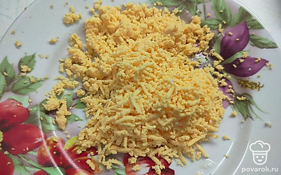 Желтки тоже измельчите на мелкой терке. 