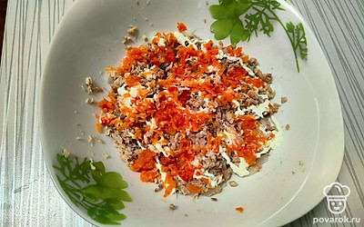 Выложите половину моркови и смажьте майонезом. 