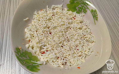 Затем распределите половину белков и приправьте майонезом. 