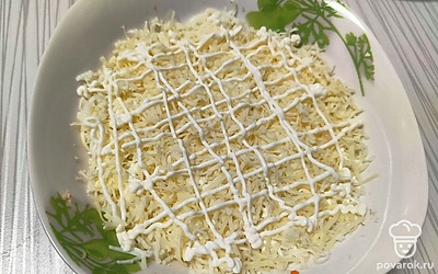 Следующий слой — половина тертого сыра, майонезная сеточка. Повторите все слои еще раз. 