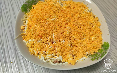 Последний слой — это тертые желтки. 