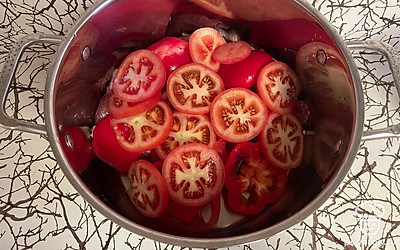 Нарежьте перец и помидор кольцами. Выложите на промытое мясо.