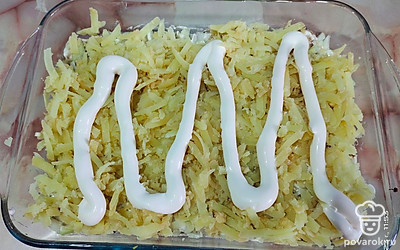 Первым слоем натираем 3 картошки. Смазываем майонезом.