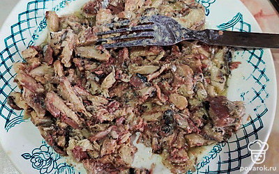 В отдельной тарелке разбираем рыбу на кусочки.