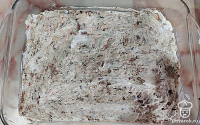 Рыбу выкладываем на картошку. Смазываем майонезом. 