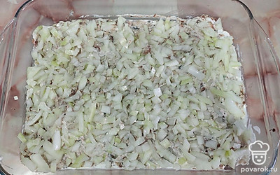 Выкладываем маринованный лук. 