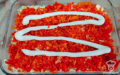 Натираем морковь. У меня 5 мелких шт. Можно взять 2 средних размеров. 