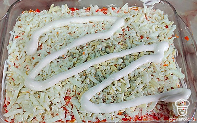 Натираем яйца. Откладываем 3 желтка. Смазываем майонезом. 