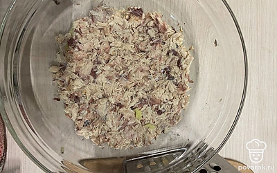 Скумбрию консервированную очищаем от костей и разминаем вилкой.