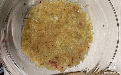 Добавляем нашинкованное на терке яблоко.