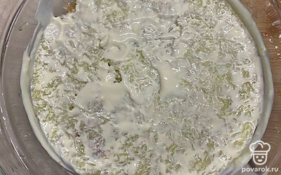 Выкладываем совсем немного картофеля и только потом майонез.