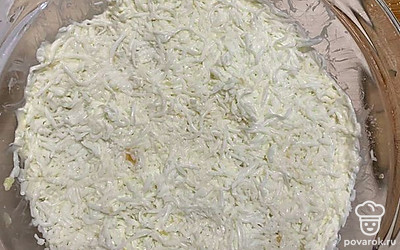 Распределяем натертый белок и майонез.