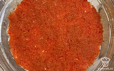 Укладываем натертую морковь вареную и майонезный соус.