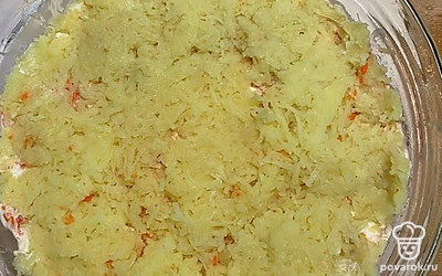 Следующий слой — вареный картофель и майонез.