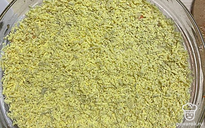 Накрываем натертым желтком.