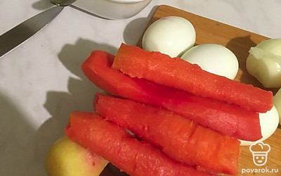 Картофель, морковь и яйца отварить и почистить, лук почистить, порезать и залить кипятком, что бы убрать горечь, консервы разделить и вынуть крупные кости, помять вилкой сразу в сервировочное блюдо.