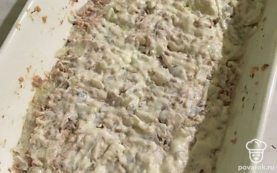 На консервы выложить лук и смазать майонезом.