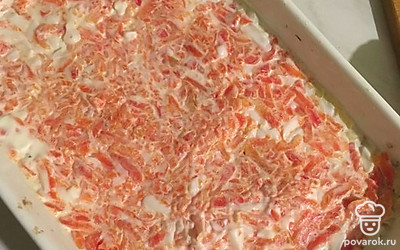 Затем по очереди: морковь, картофель и белки, всё натрите на тёрке (очерёдность этих ингредиентов можно менять по желанию и вкусу) каждый слой смазать майонезом.