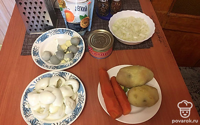 Морковь и картофель трём на крупной тёрке. Лук маринуем в уксусе на 15-20 минут. Белки отделяем от желтков.