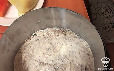 Начинаем собирать салат. 1 слой - сардину - мнём вилкой, сверху смазываем майонезом.