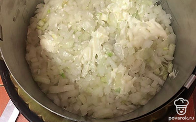 2 слой - маринованный лук, немного майонеза.