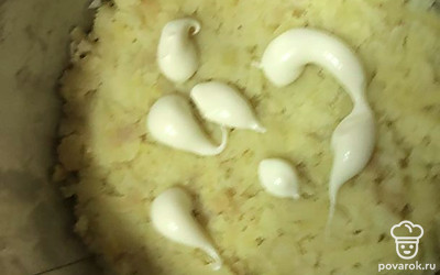 3 слой - тертый картофель, смазываем майонезом.