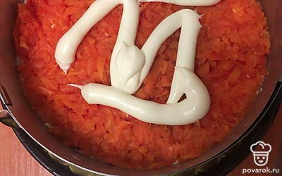 5 слой - морковь, смазываем майонезом.