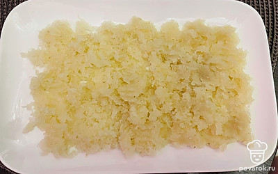 Картофель отварить, остудить, почистить и натереть на мелкой терке.