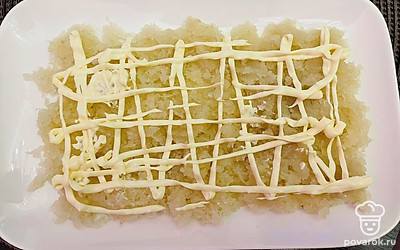 Поверх картофеля делаем сеточку из майонеза.