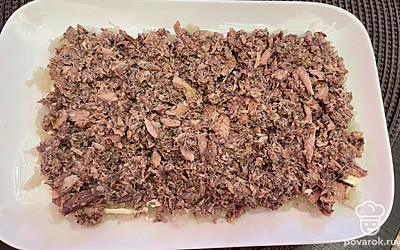 С сайры слить жидкость, размять вилкой и уложить поверх картофеля.