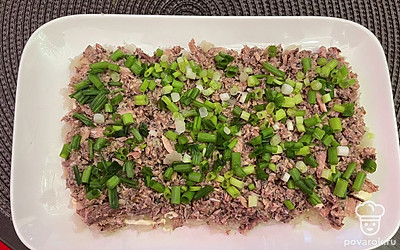 На сайру выложить мелко нарезанный лук.