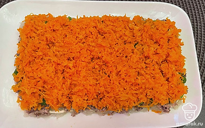 Морковь, отварить, очистить и натереть на мелкой терке, выложить следующим слоем и сеточку из майонеза сверху.