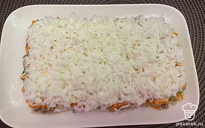 Яйца отварить, почистить. Отделить белки от желтков. Сначала натереть белки на мелкой терке и сверху сделать сеточку из майонеза.