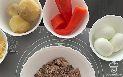 Первое что необходимо сделать, это подготовить продукты. Отвариваем яйца, морковь и картофель. Остужаем, чистим. Консервы измельчаем вилкой.