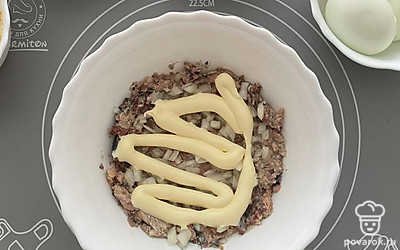 Выкладываем первым слоем консервы, сверху лук, смазываем майонезом. 