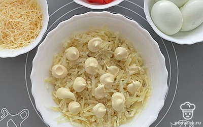 Вторым слоем на терке измельчаем картофель, смазываем майонезом.