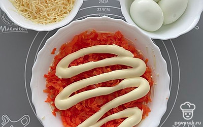 Третим слоем измельчаем на терке морковь, выкладываем в салат и смазываем майонезом.