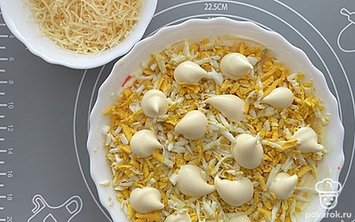 Четвертым слоем измельчаем яйца, выкладываем, смазываем майонезом. 